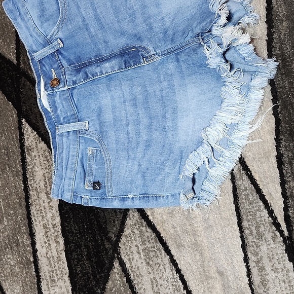 KANCAN LOS ANGELES HIGH-WAISTED RAW-EDGE ZIP-FLY DENIM JEAN SHORTS - Picture 2 of 12